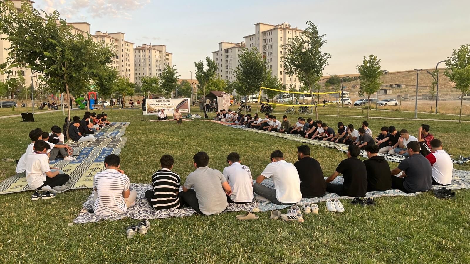 Kardelen Mahallesi'nde Gençlik Buluşması Biz Sahip Çıkmazsak Başkaları Sahip Çıkar (1)
