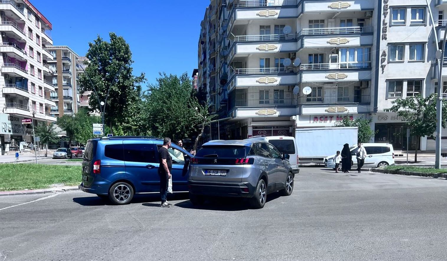 Pazaryeri Mahallesi’nde Trafik Kazası İki Araçta Hafif Hasar Oluştu (2)