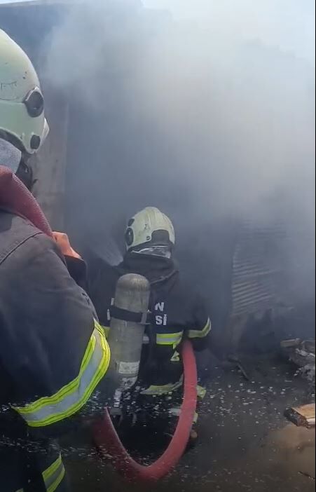 Petrolkent’te Korkutan Çatı Yangını Depo Ve Odunluk Alevlere Teslim Oldu (1)-1