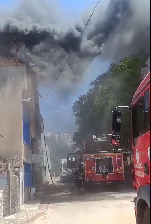 Petrolkent’te Korkutan Çatı Yangını Depo Ve Odunluk Alevlere Teslim Oldu (3)