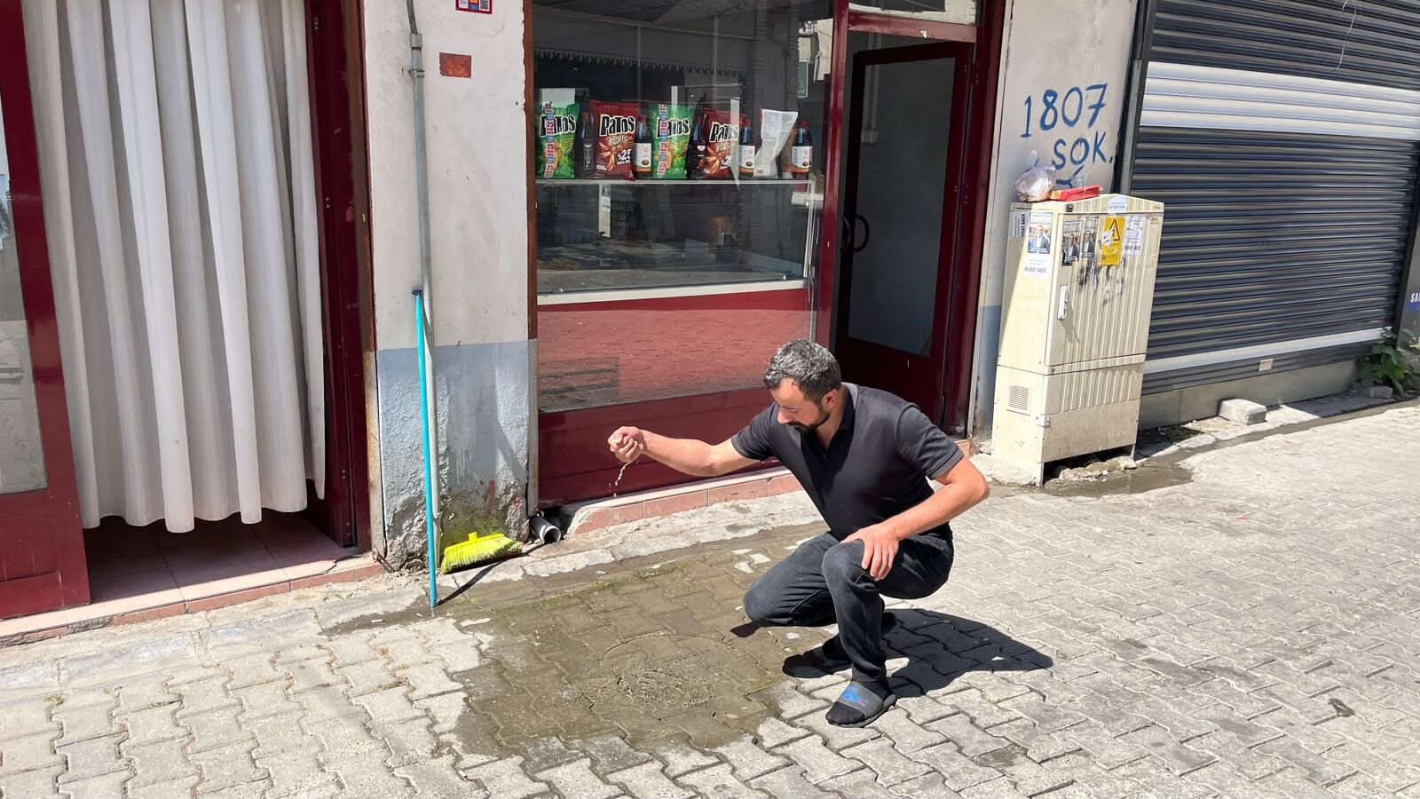 Raman Mahallesi’nde Aylardır Boşa Akan Su Esnafı Bezdirdi İstediğiniz Yere Şikâyet Edin Dediler! (3)