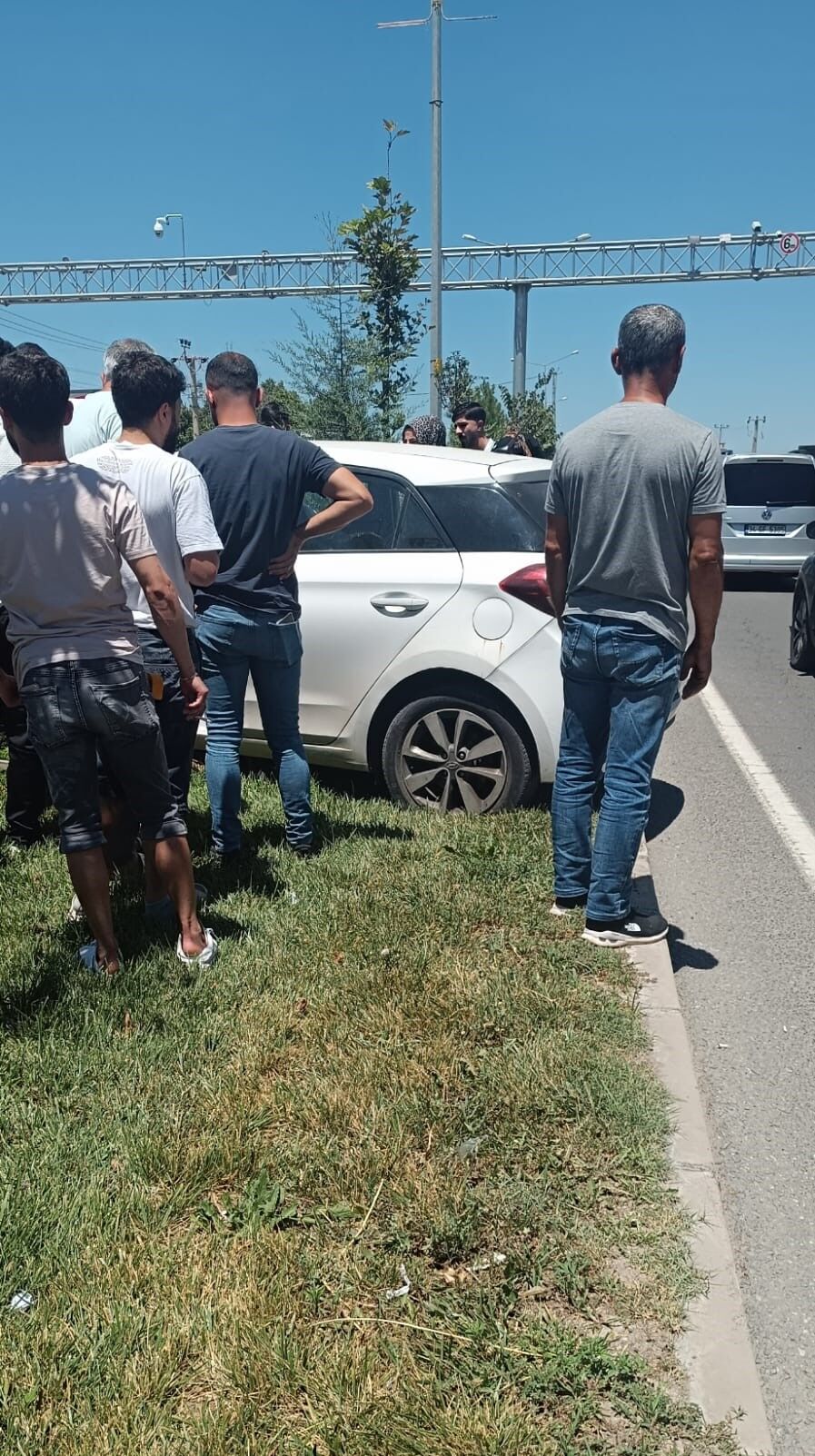 Sürücü Direksiyon Hakimiyetini Kaybetti, Araç Kaldırıma Çıktı 1