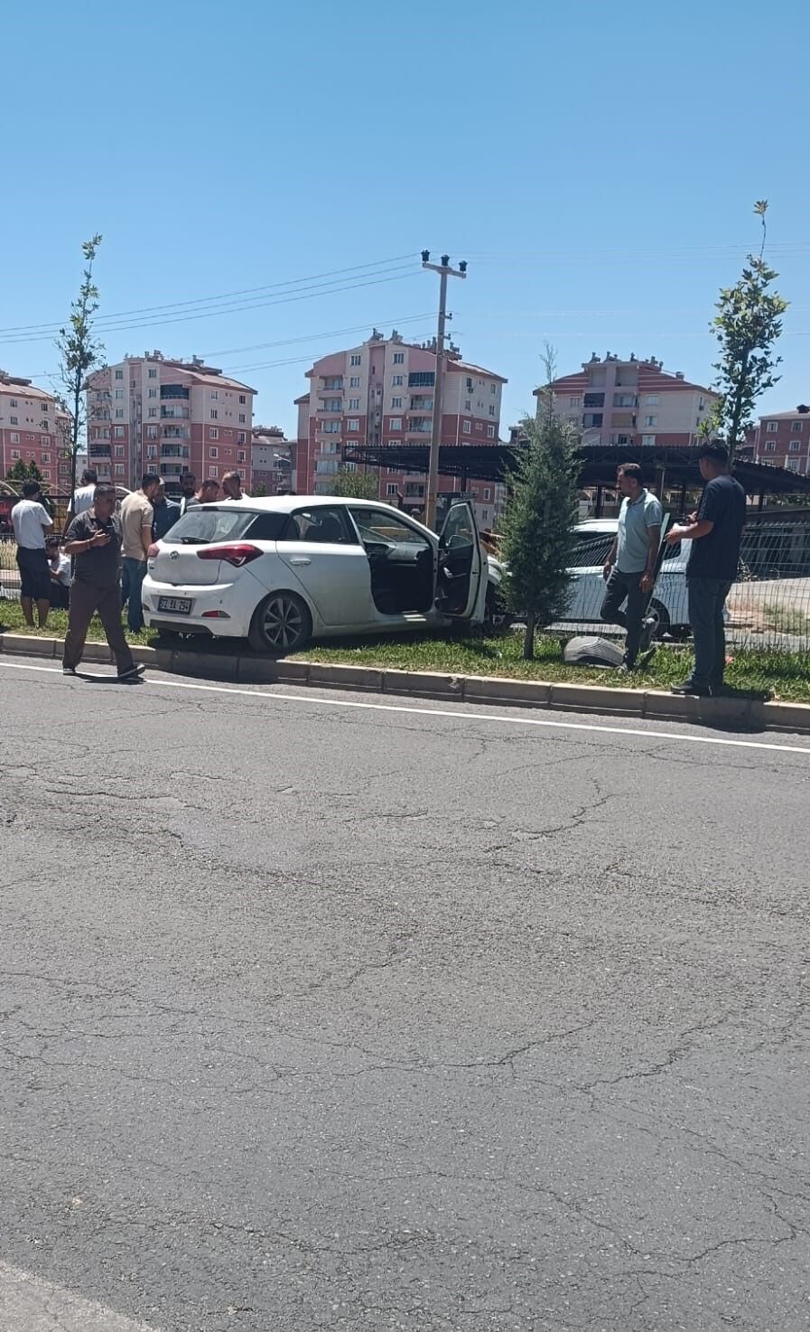 Sürücü Direksiyon Hakimiyetini Kaybetti, Araç Kaldırıma Çıktı 2
