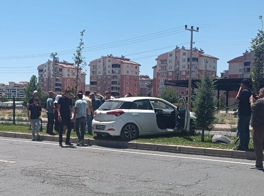Sürücü Direksiyon Hakimiyetini Kaybetti, Araç Kaldırıma Çıktı