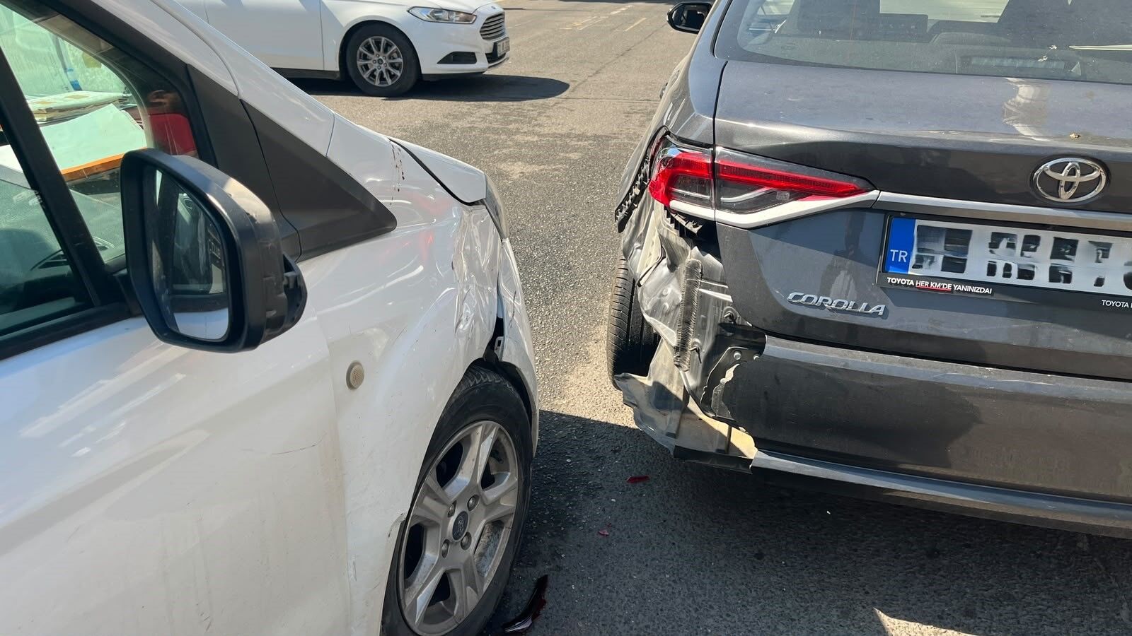 Sürücülerin Dikkatsizliği Kazaya Yol Açtı İki Araçta Hasar Oluştu (2)