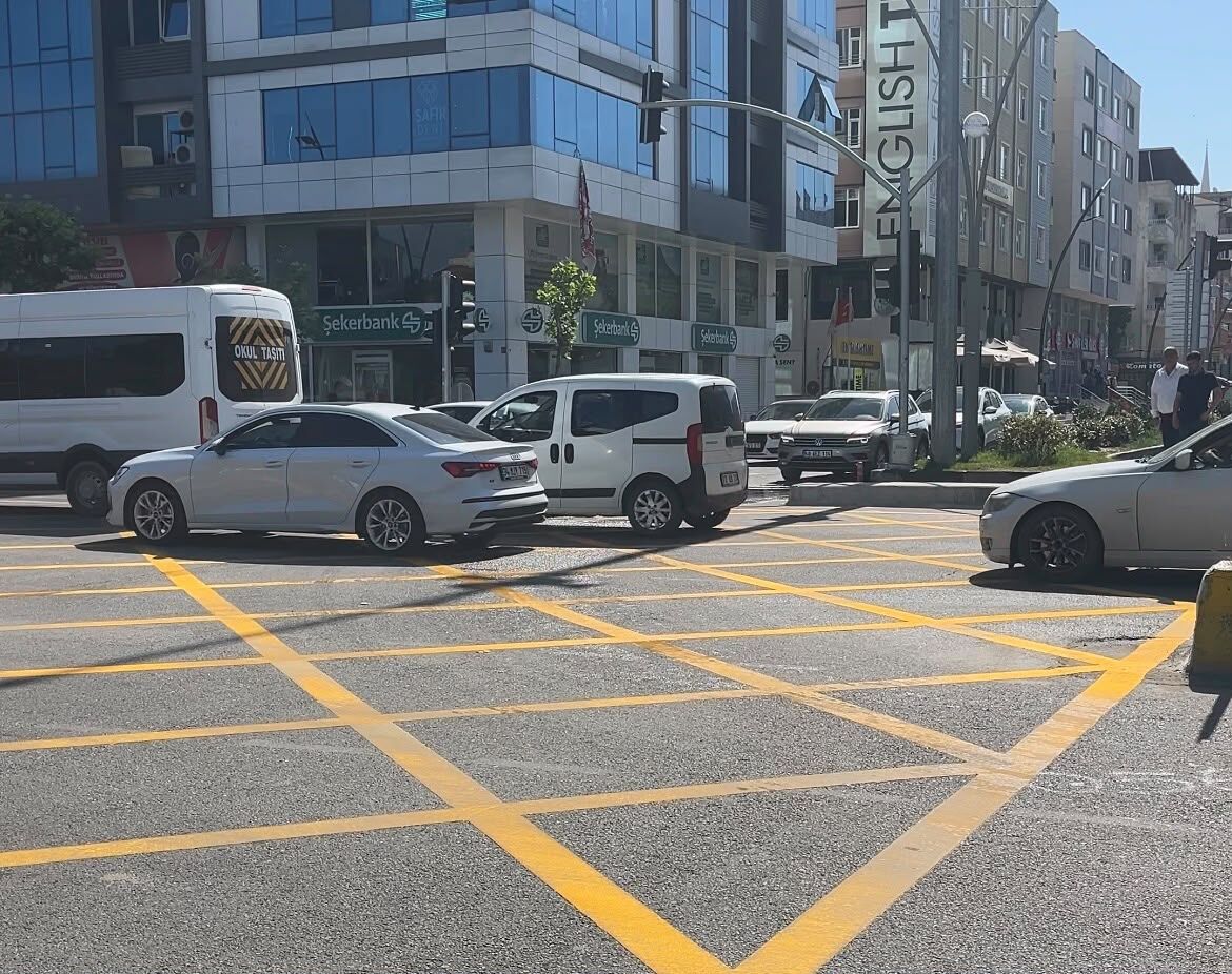 Turgut Özal Bulvarı’nda Yaya Güvenliği Için Yeni Önlem Kavşağa Sarı Çizgiler Çizildi (1)
