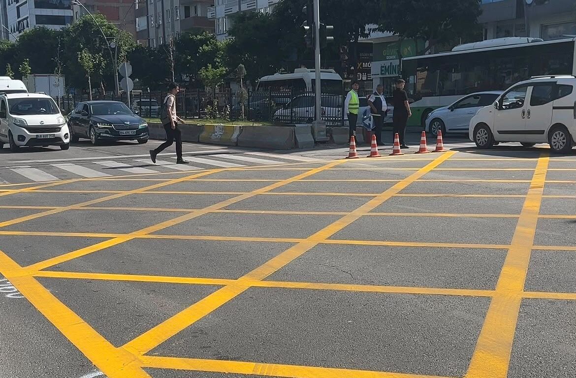 Turgut Özal Bulvarı’nda Yaya Güvenliği Için Yeni Önlem Kavşağa Sarı Çizgiler Çizildi (3)
