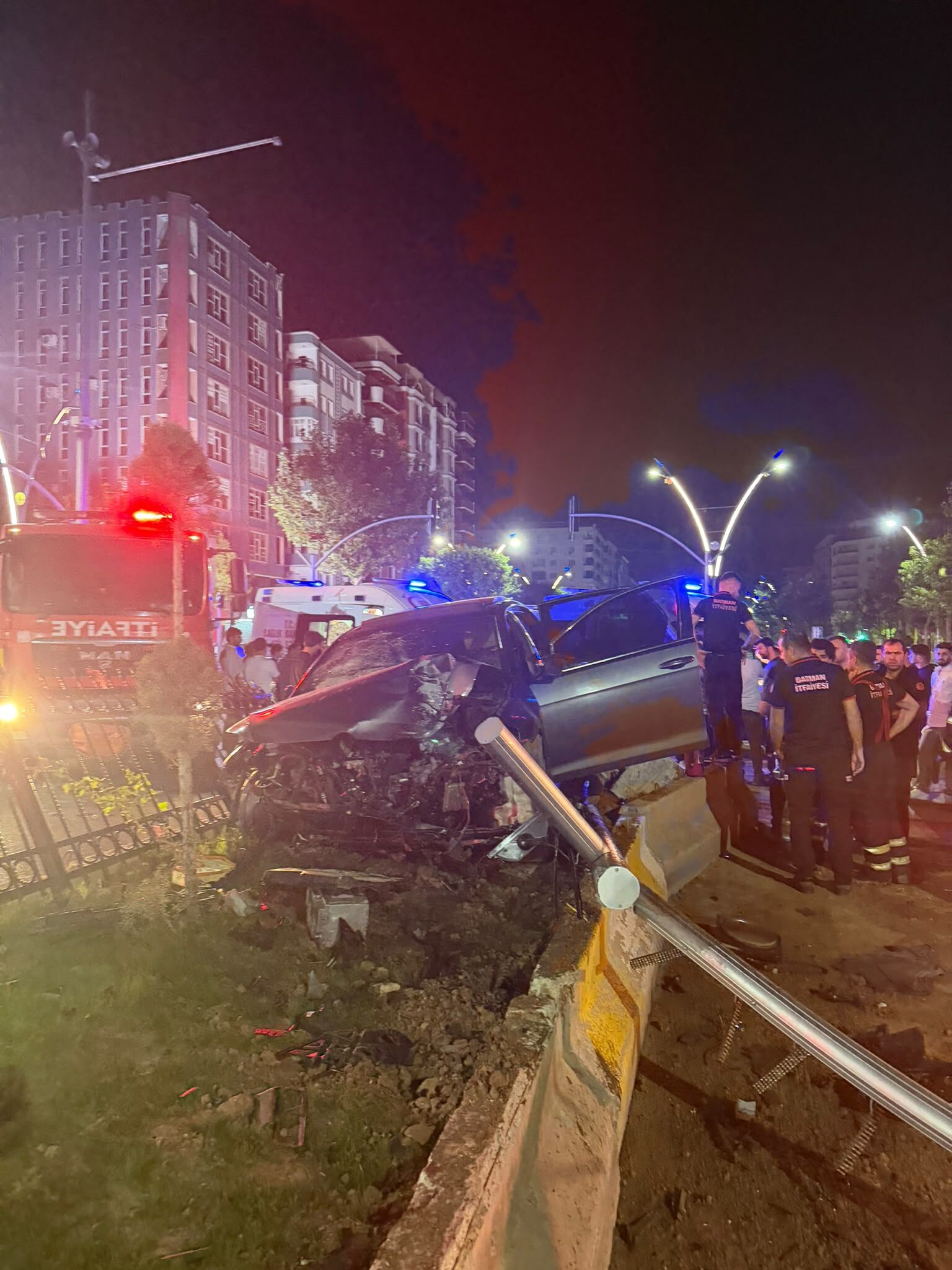 Valilik Kavşağında Gece Yarısı Dehşeti Otomobil Refuja Çıkıp Direği Devirdi! (1)-1