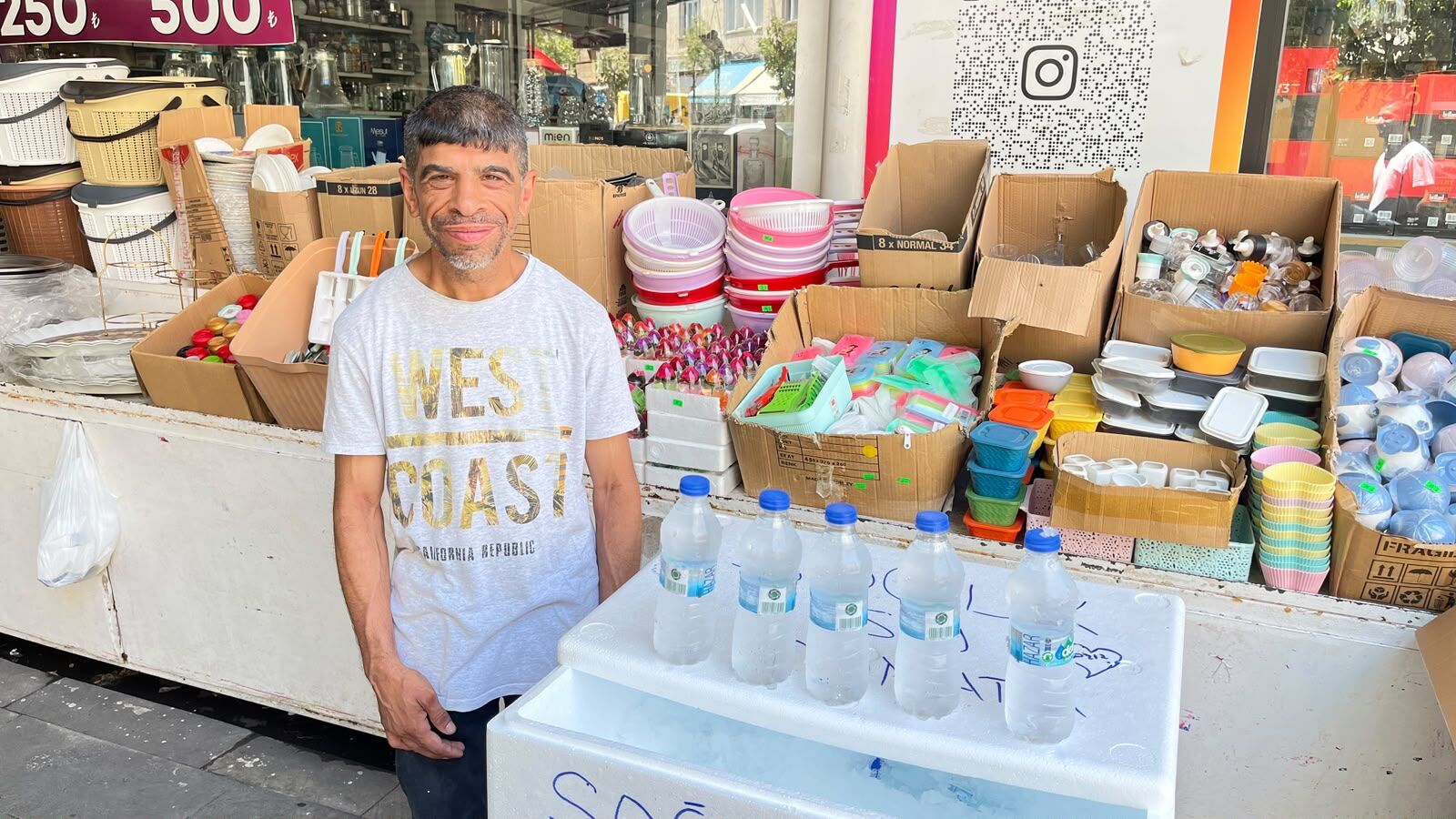 38 Yaşındaki Abdulaziz Helal Kazanç İçin Su Satıyor, İş Bekliyor (1)