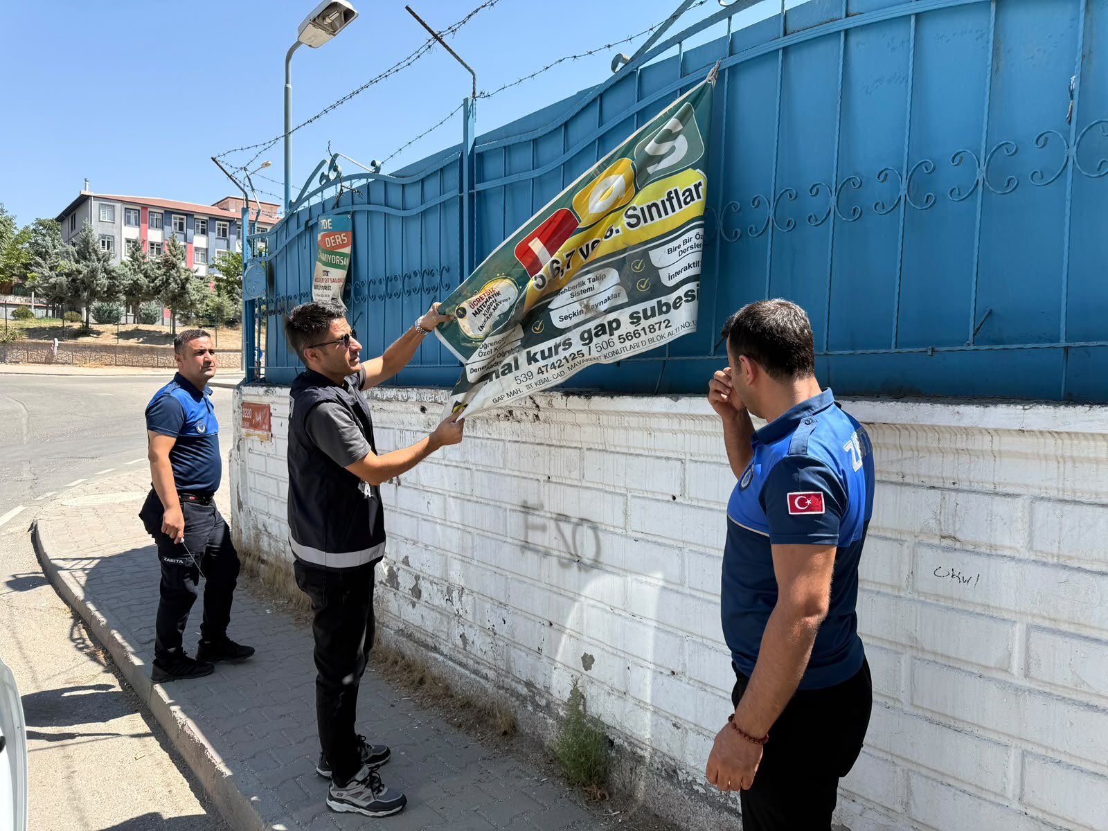 Batman Belediyesi'nden İzinsiz Afiş Ve Pankartlara Müdahale (1)