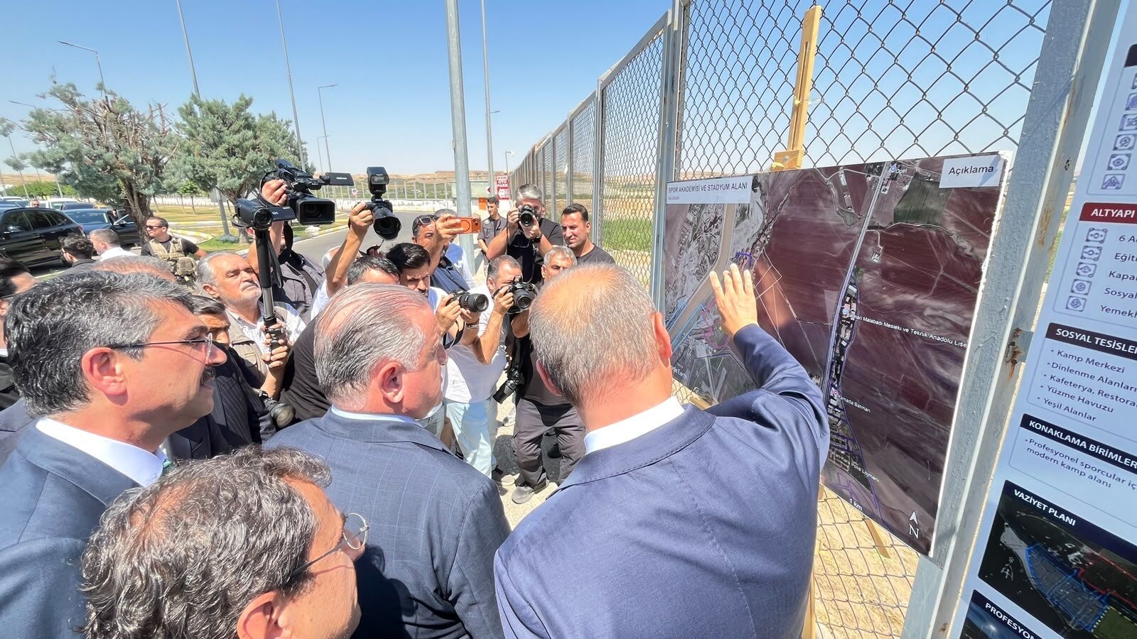 Batman'da Bakan Bak'a 35 Bin Kişilik Stadyum Ve Spor Akademisi Projesi Tanıtıldı 3