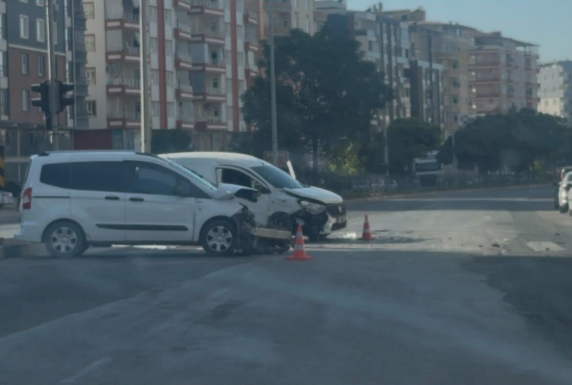 Batman'da Kavşakta Maddi Hasarlı Kaza (1)
