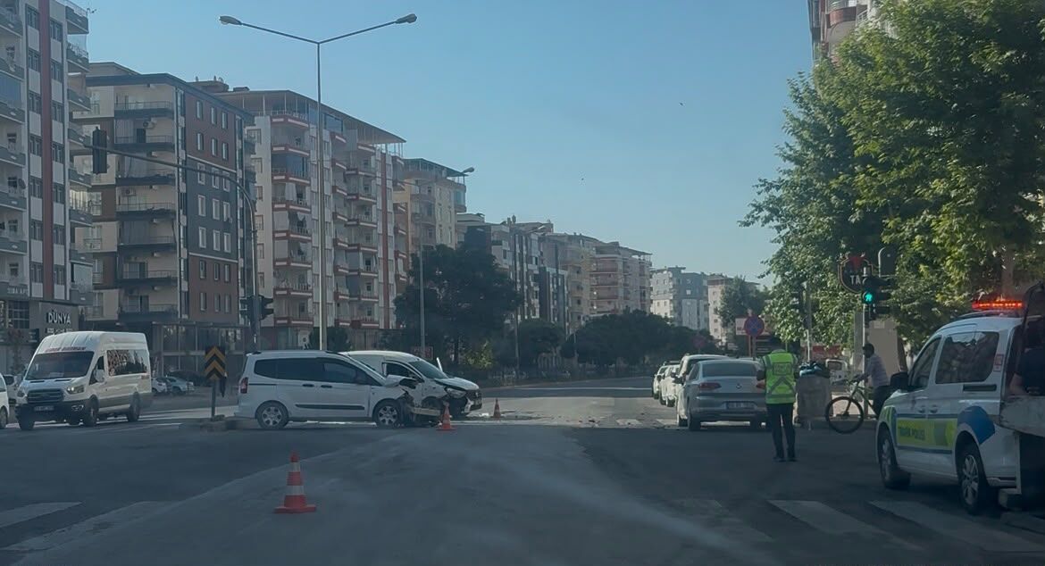Batman'da Kavşakta Maddi Hasarlı Kaza (2)