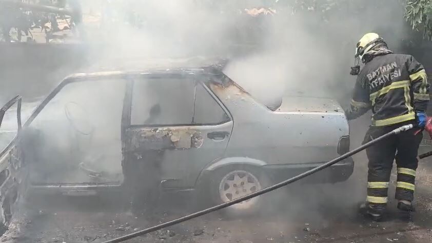 Batman’da Korkutan Araç Yangını İtfaiye Zamanında Müdahale Etti (2)-1