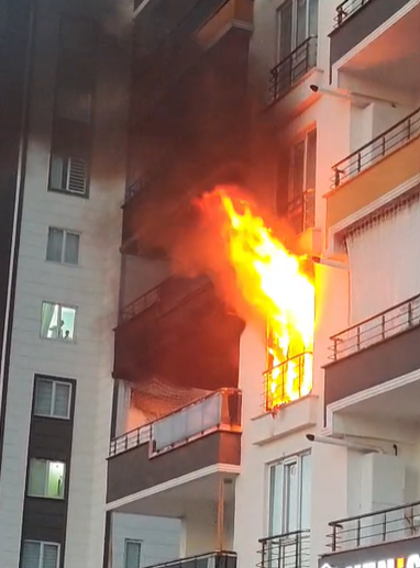 Batman’da Korkutan Yangın! Apartmanın İkinci Katı Alevlere Teslim Oldu-1