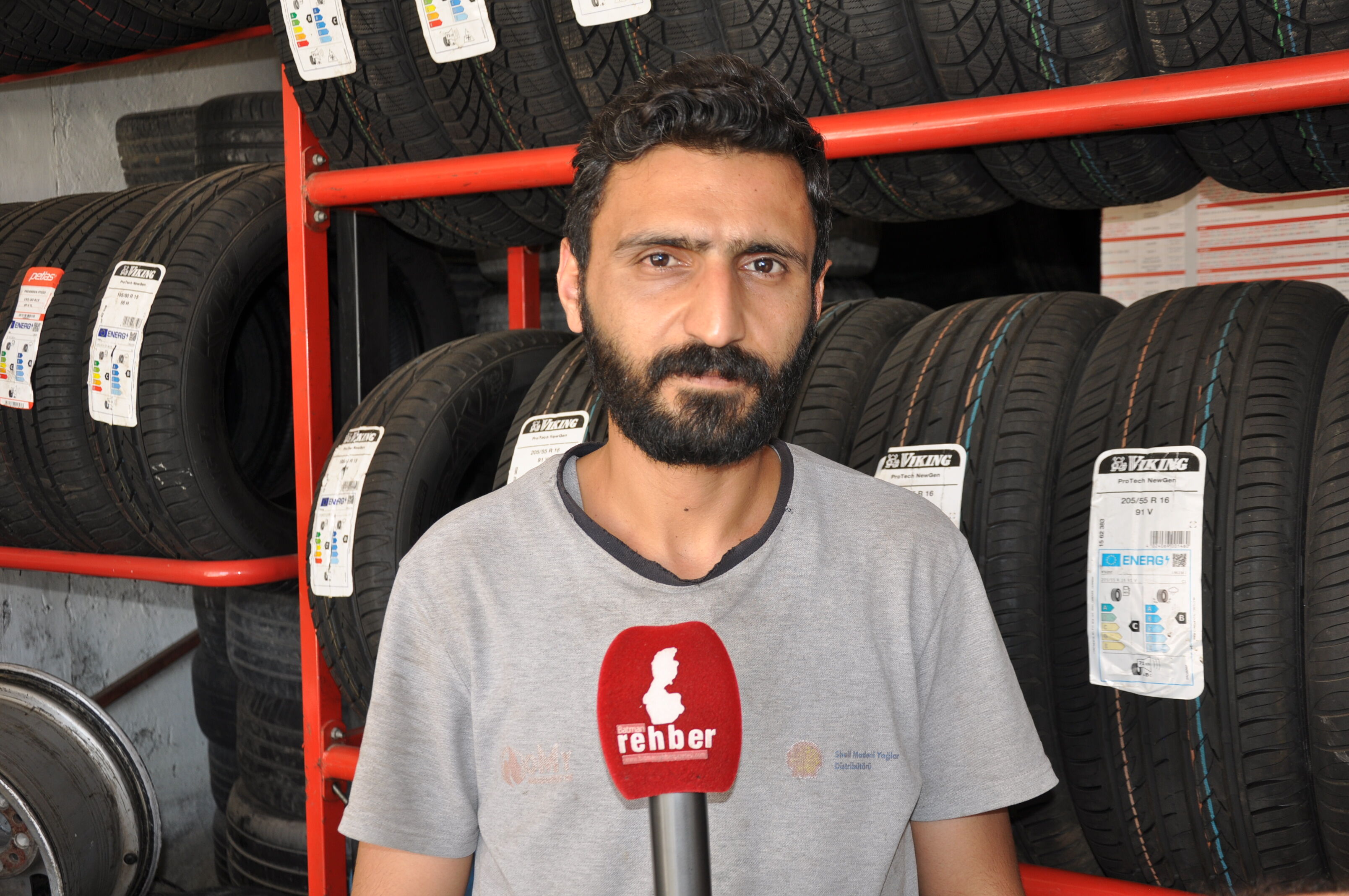 Batman'da Lastik Ustası Sürücüleri Uyardı Kış Lastiğiyle Yaz Sıcağına Çıkmayın (1)