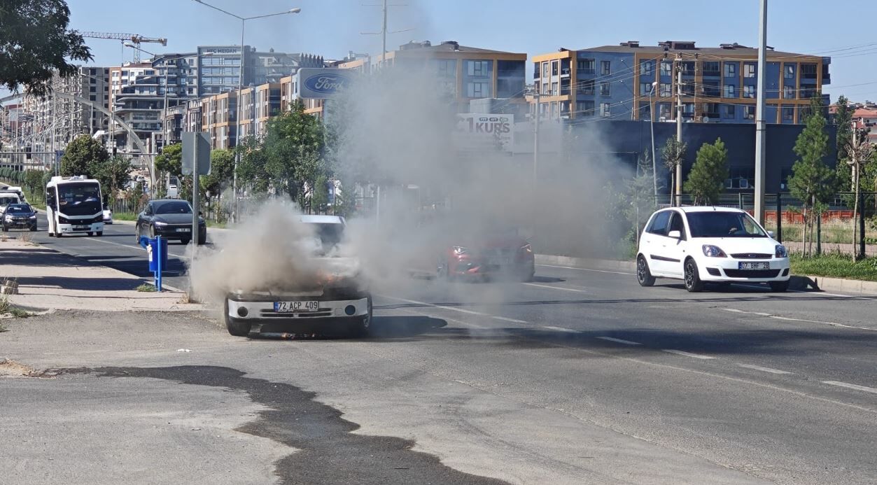 Batman'da Sabah Saatlerinde Hareketli Dakikalar Demokrasi Bulvarı’nda Araç Yangını! (1)-1