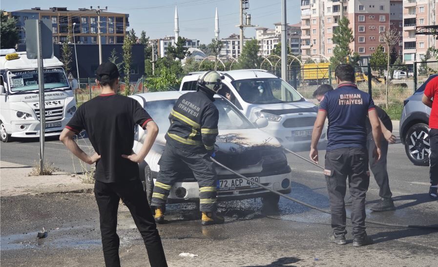 Batman'da Sabah Saatlerinde Hareketli Dakikalar Demokrasi Bulvarı’nda Araç Yangını! (3)