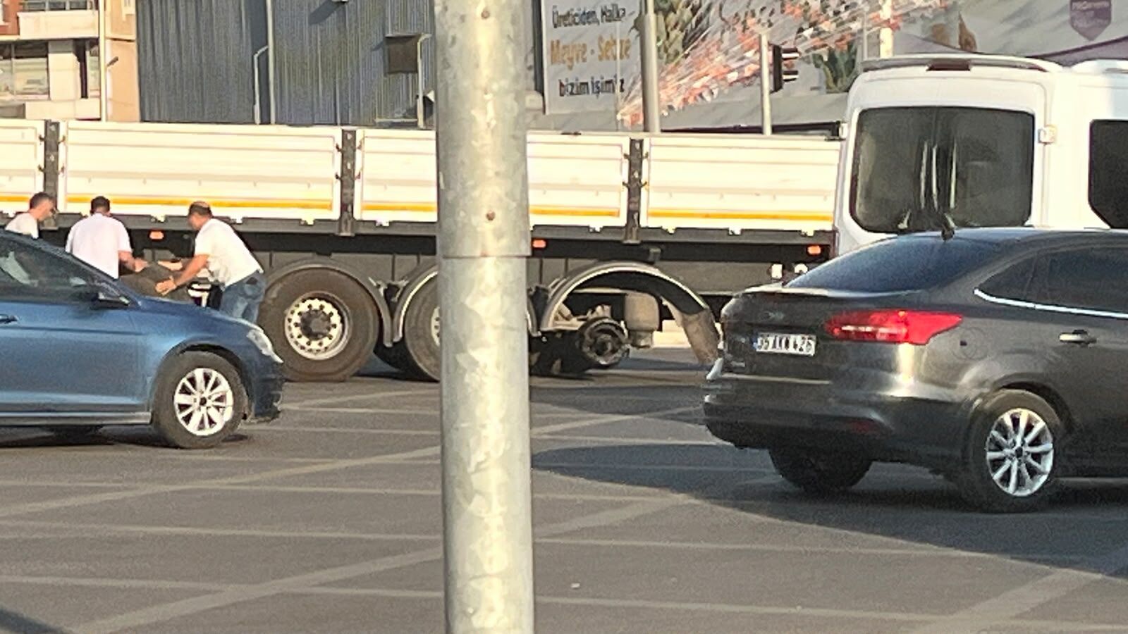 Batman'da Tekeri Patlayan Demir Yüklü Tır Trafikte Aksamaya Yol Açtı (1)