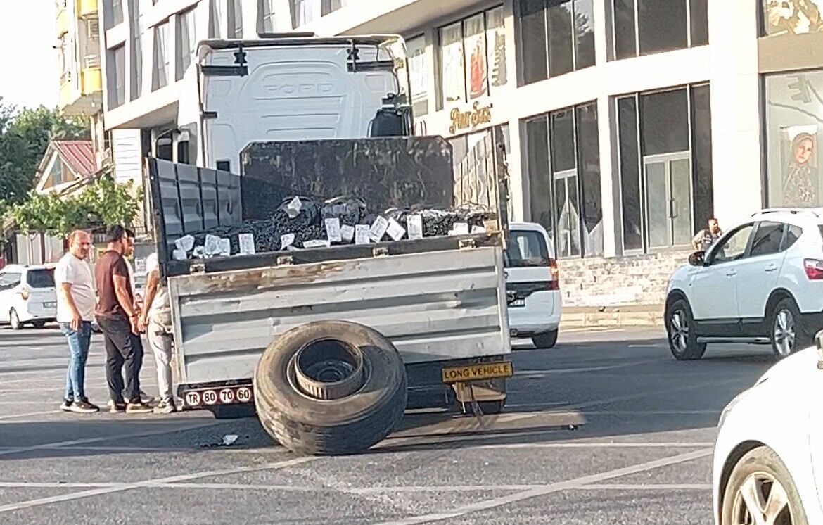 Batman'da Tekeri Patlayan Demir Yüklü Tır Trafikte Aksamaya Yol Açtı (4)