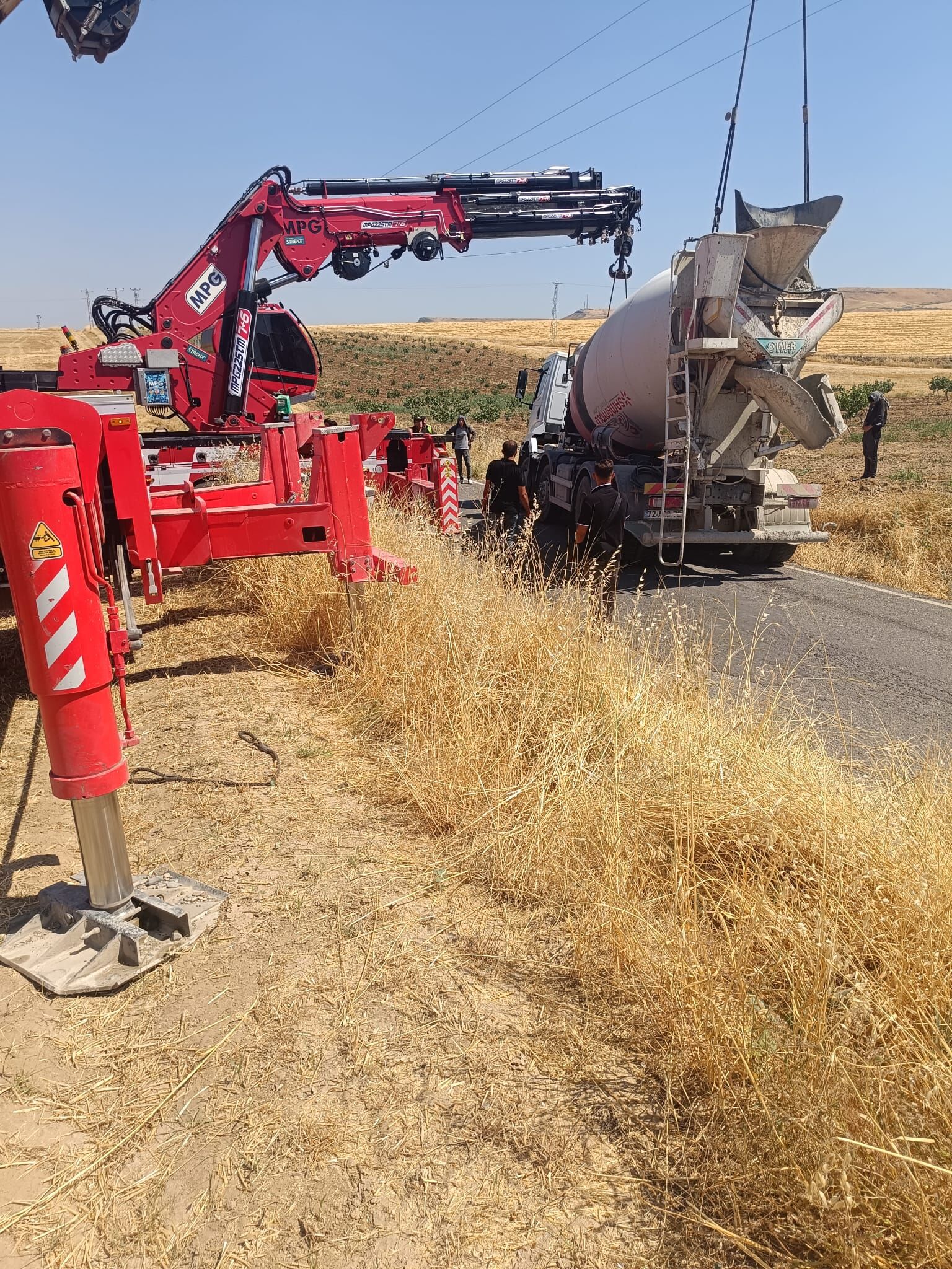 Beşiri Yolunda Beton Mikseri Devrildi, Ulaşım Bir Süre Aksadı (2)