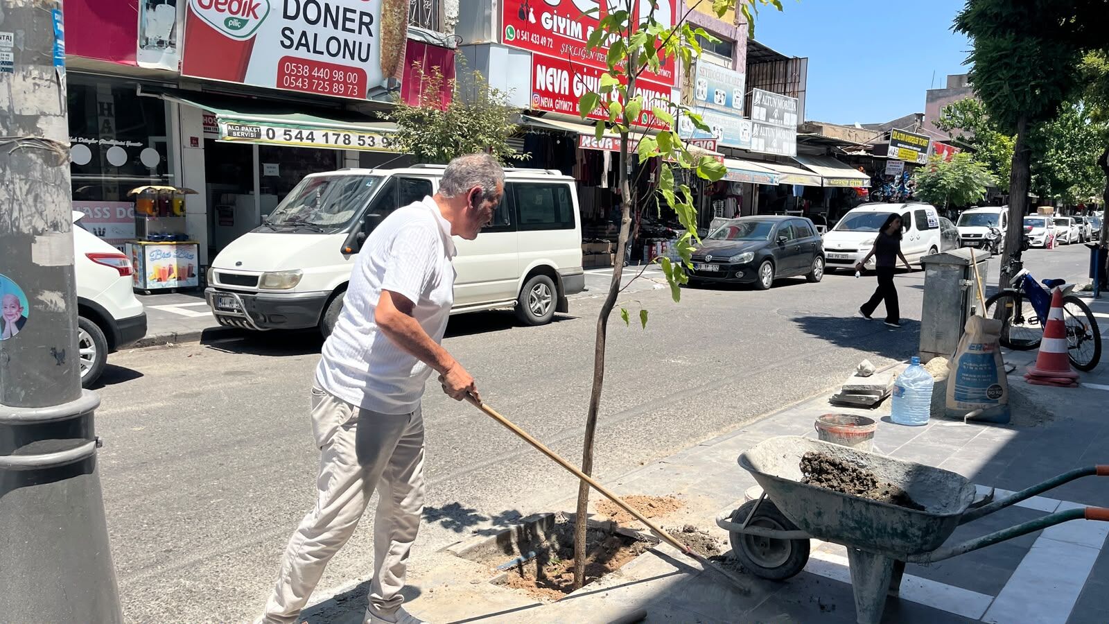 Bir Ağaç, Bin Nefes Diyerek Dükkânının Önünü Ağaç Dikti (2)