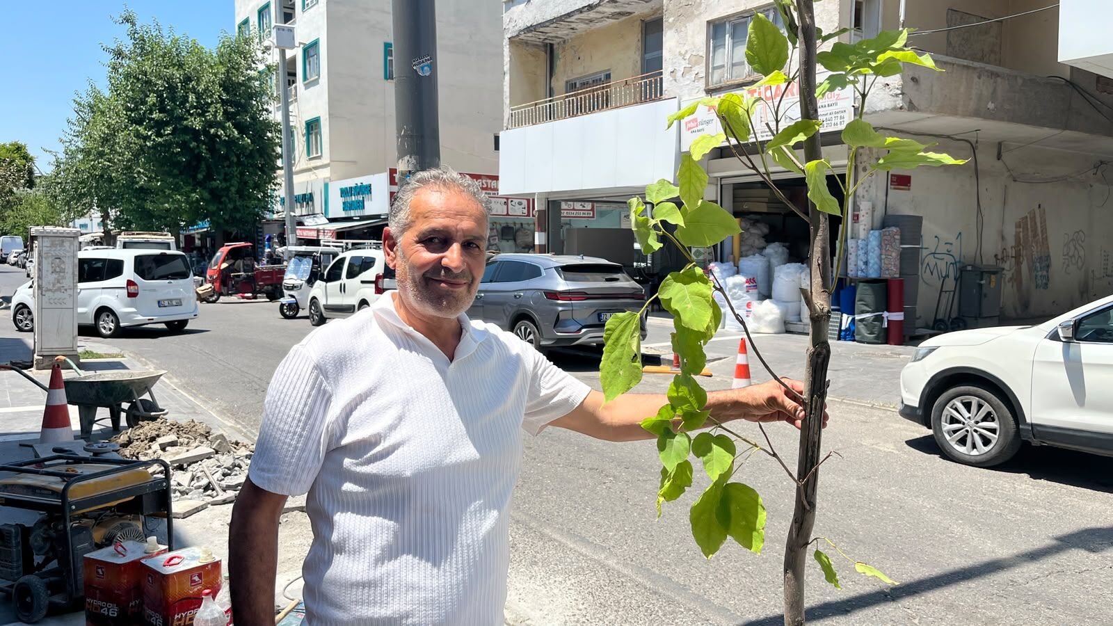 Bir Ağaç, Bin Nefes Diyerek Dükkânının Önünü Ağaç Dikti (3)