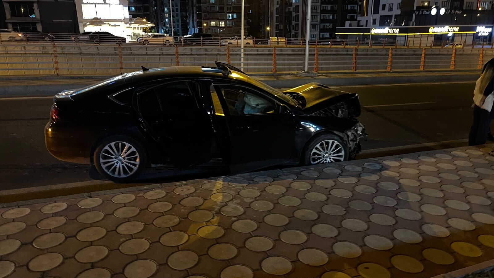 Demokrasi Bulvarı'nda Korkutan Kaza Araçlar Hurdaya Döndü, Airbag'ler Hayat Kurtardı! (2)
