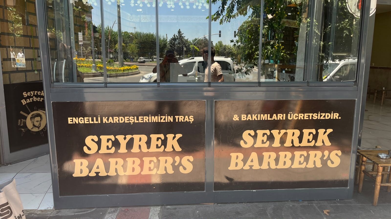 Engellileri Ücretsiz Tıraş Eden Berber Takdir Topluyor (4)