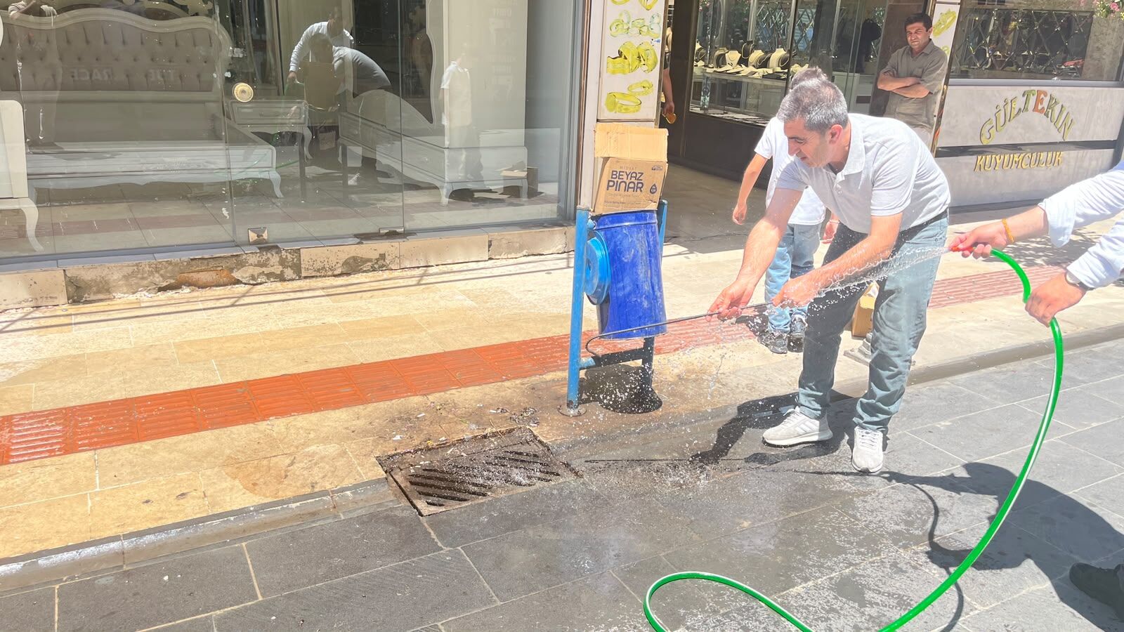 Esnaf Kendi İmkânıyla Logar Temizliği Yaptı (2)