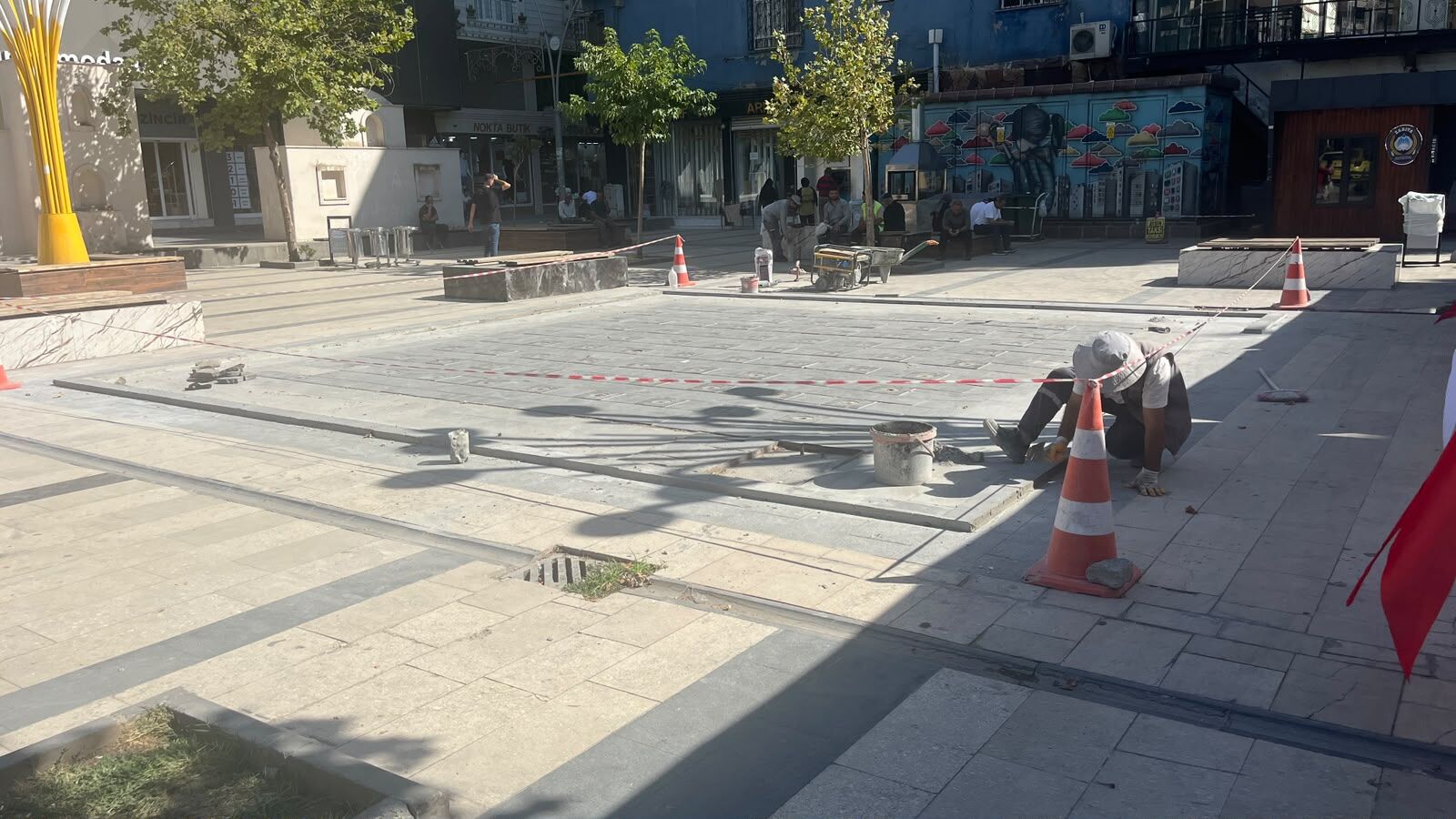 Gülistan Caddesi'nde Su Fıskiyesi Çevresindeki Taşlar Tekrar Yenileniyor (1)