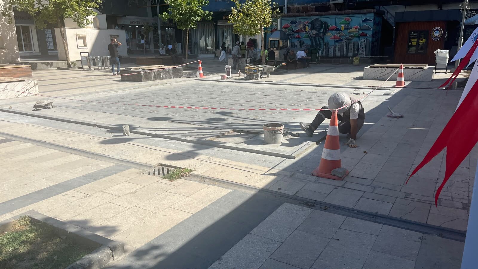 Gülistan Caddesi'nde Su Fıskiyesi Çevresindeki Taşlar Tekrar Yenileniyor (2)