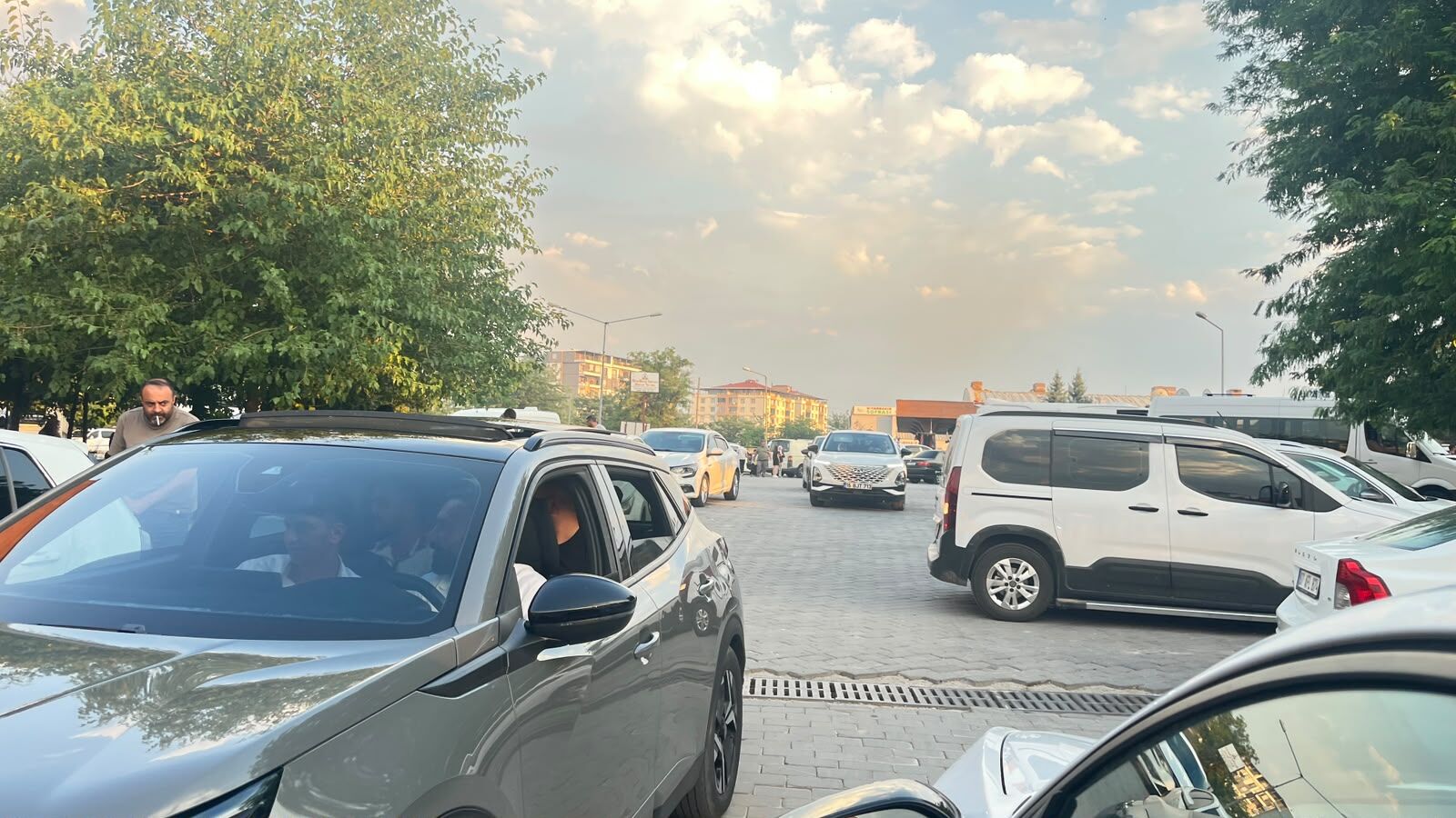 Türbeye Ziyaret Artıyor, Otopark Sorunu Büyüyor (1)