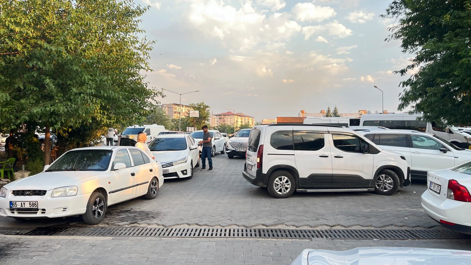 Türbeye Ziyaret Artıyor, Otopark Sorunu Büyüyor (3)
