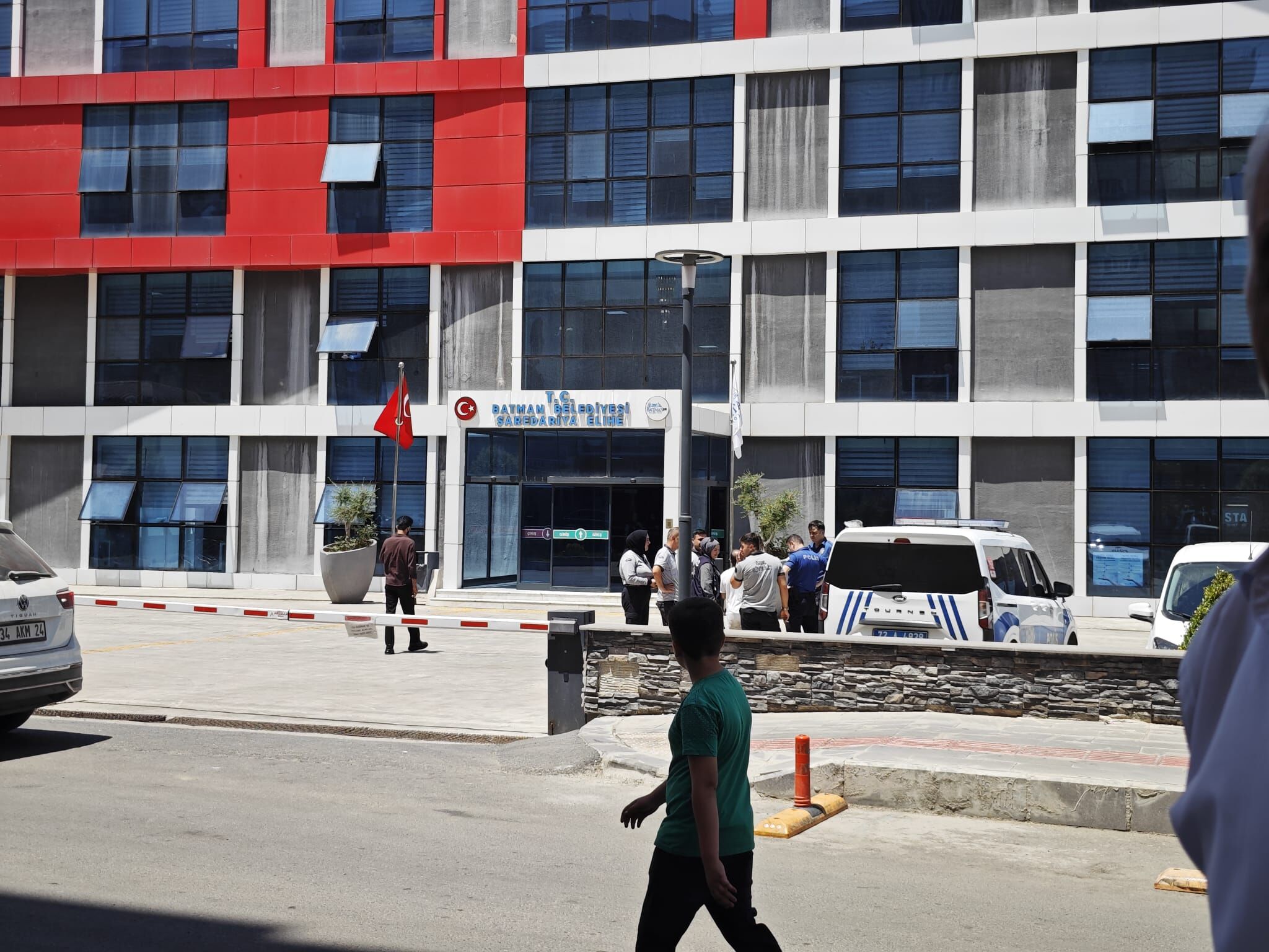 Yol Ortasındaki Paletler Kazaya Sebep Oldu Mağdur Vatandaş Muhatap Bulamıyor (2)