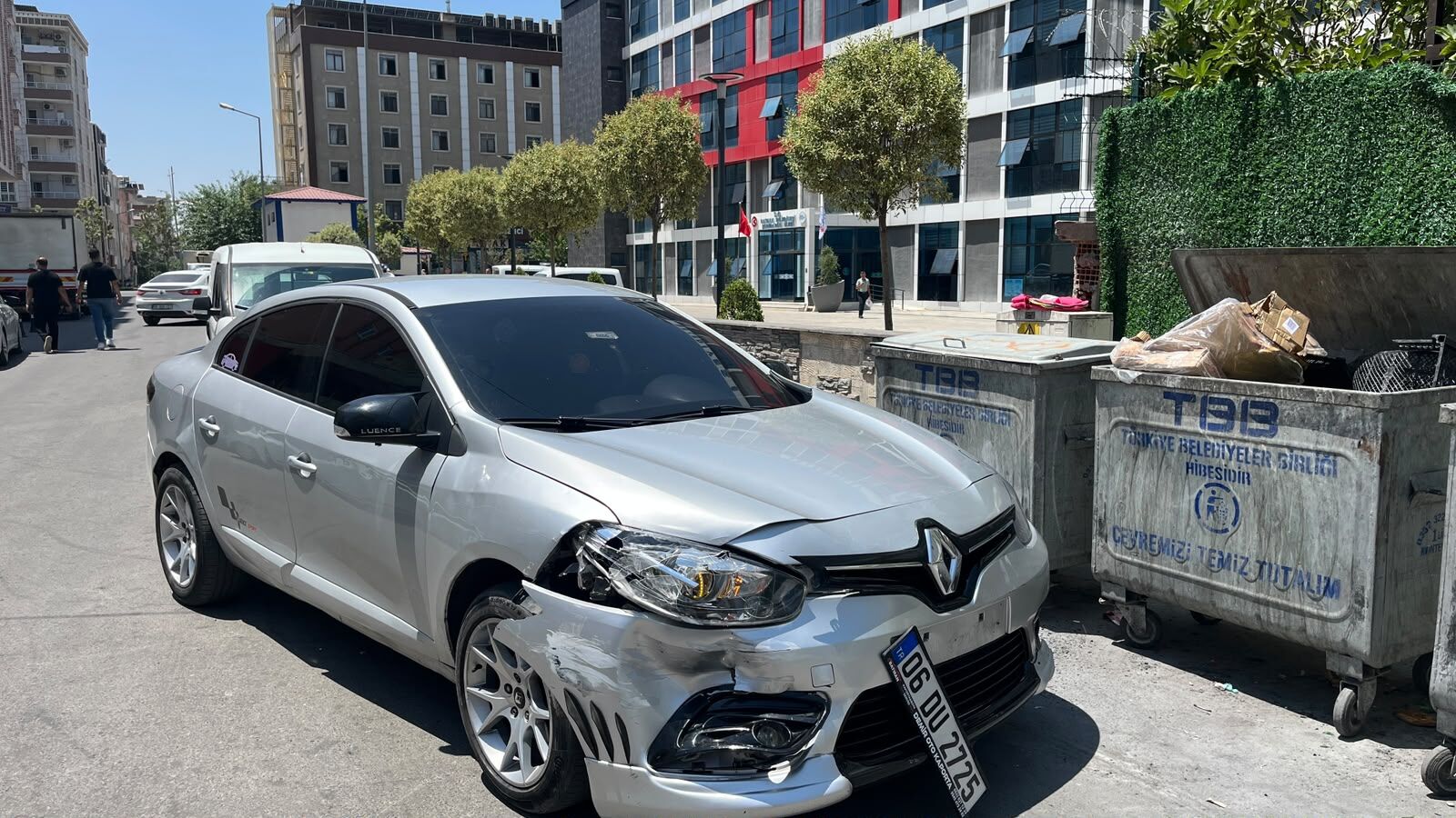 Yol Ortasındaki Paletler Kazaya Sebep Oldu Mağdur Vatandaş Muhatap Bulamıyor (4)