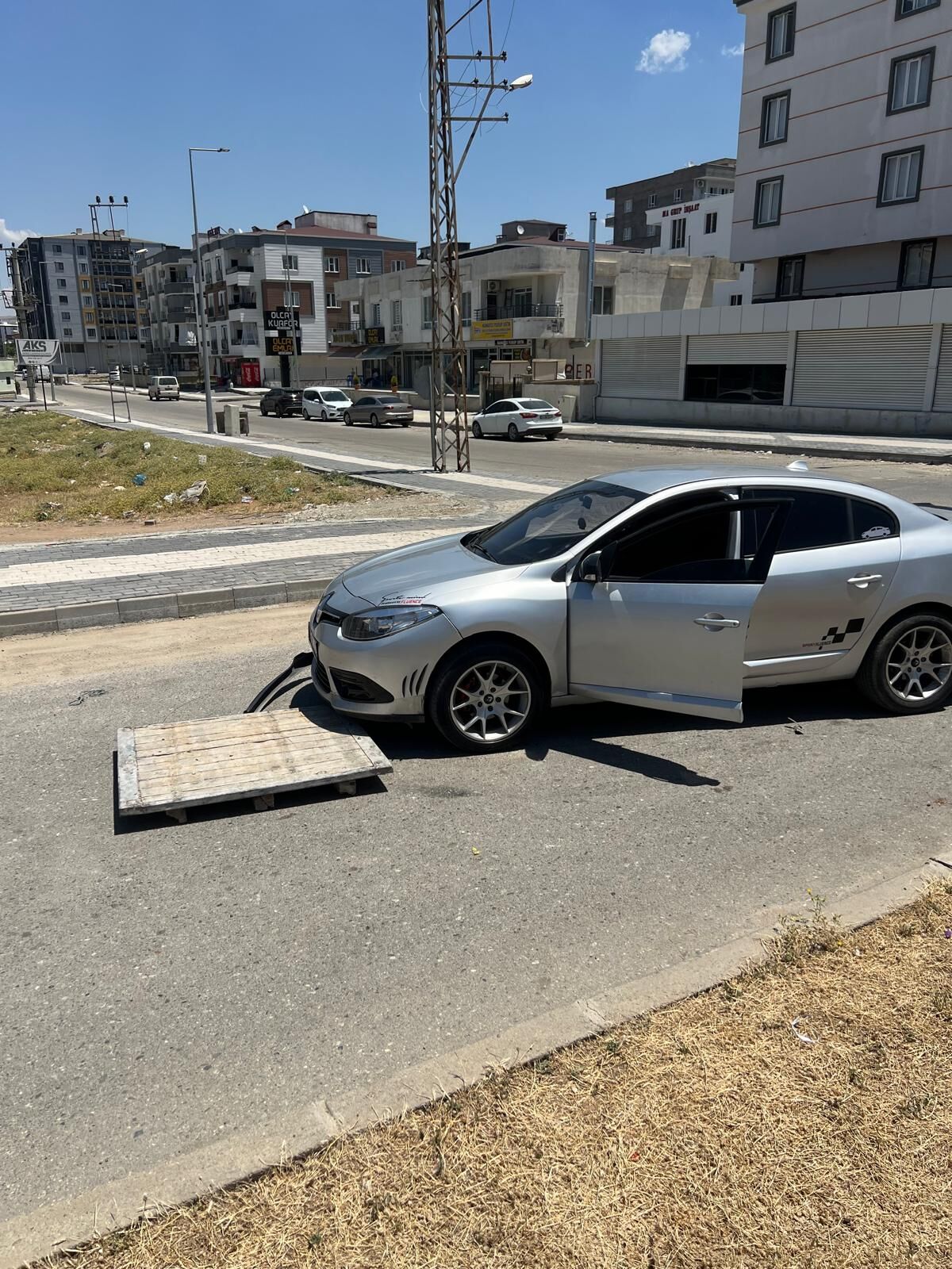 Yol Ortasındaki Paletler Kazaya Sebep Oldu Mağdur Vatandaş Muhatap Bulamıyor (5)