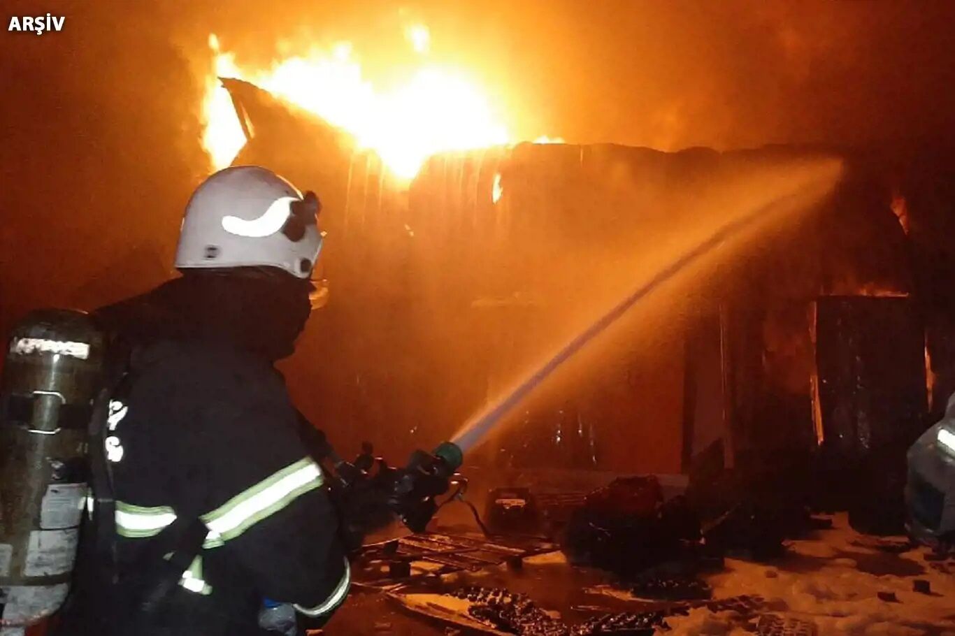 Antalya'da balıkçı barınağında yangın: 20'den fazla tekne alev aldı