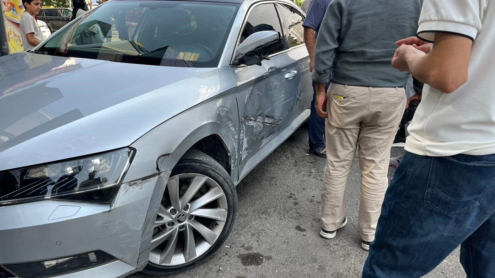 Basın Kavşağında Trafik Kazası Tır Otomobile Çarptı (1)