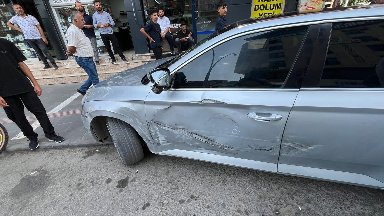 Basın Kavşağında Trafik Kazası Tır Otomobile Çarptı (2)