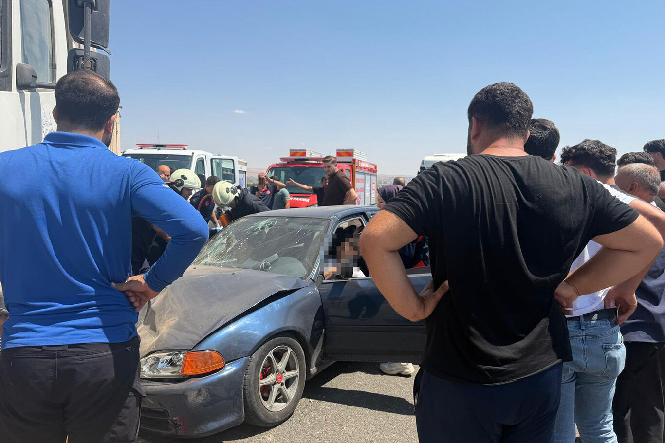 Batman Diyarbakır Yolunda Feci Kaza Otomobil Kamyonla Çarpıştı, 2’Si Ağır 4 Yaralı (3)
