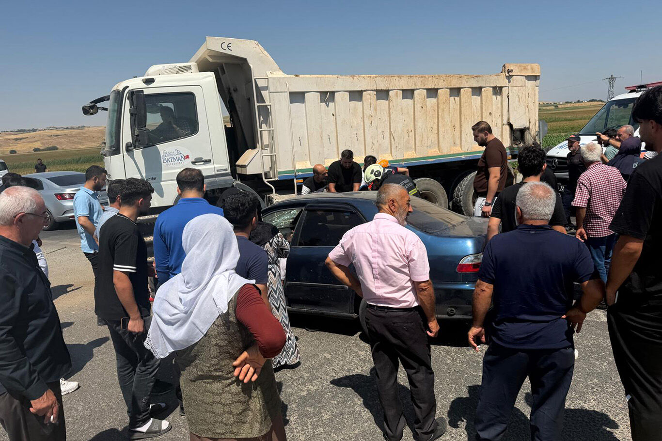 Batman Diyarbakır Yolunda Feci Kaza Otomobil Kamyonla Çarpıştı, 2’Si Ağır 4 Yaralı (4)