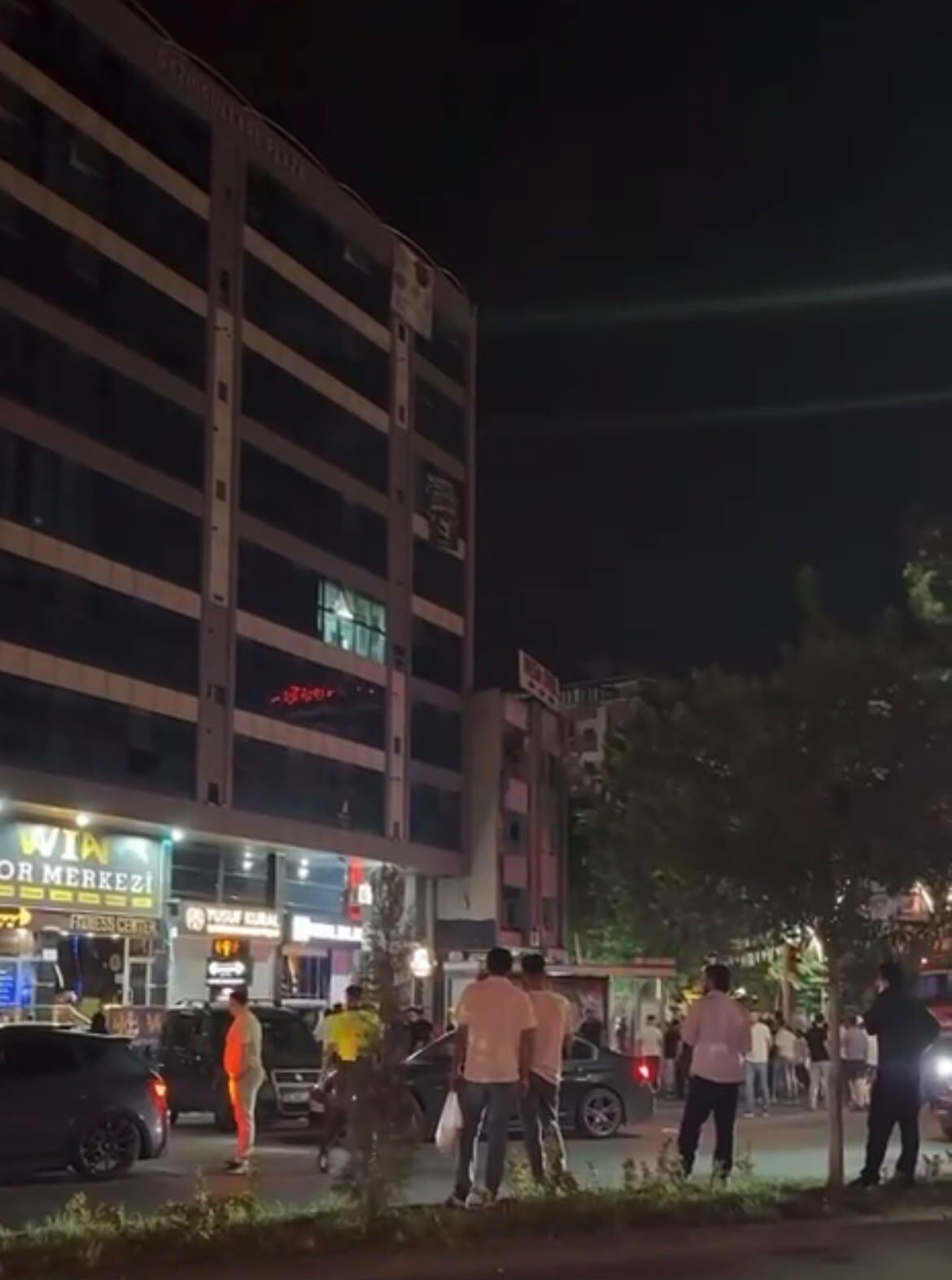 Batman’da Hareketli̇ Gece Eki̇pler Yaklaşik Bi̇r Saat İkna Etmeye Çalişti (3)