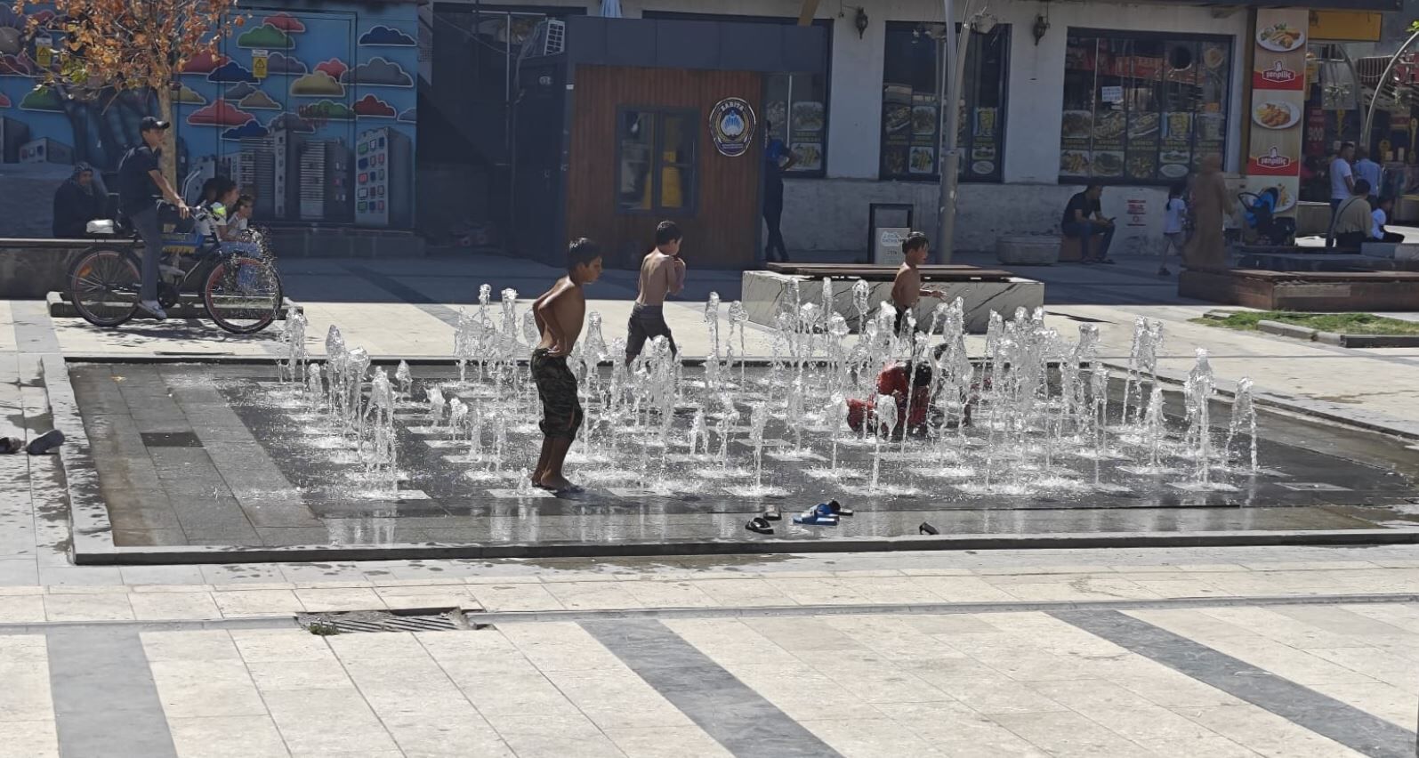 Batman’da Öğle Sıcağından Bunalan Çocukların Adresi Gülistan Caddesi Oldu (1)