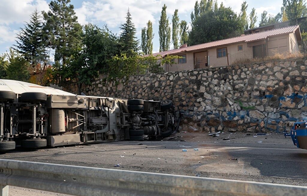 Baykan Yolunda Tır Devrildi Batman İstikametinde Uzun Kuyruk Oluştu (2)