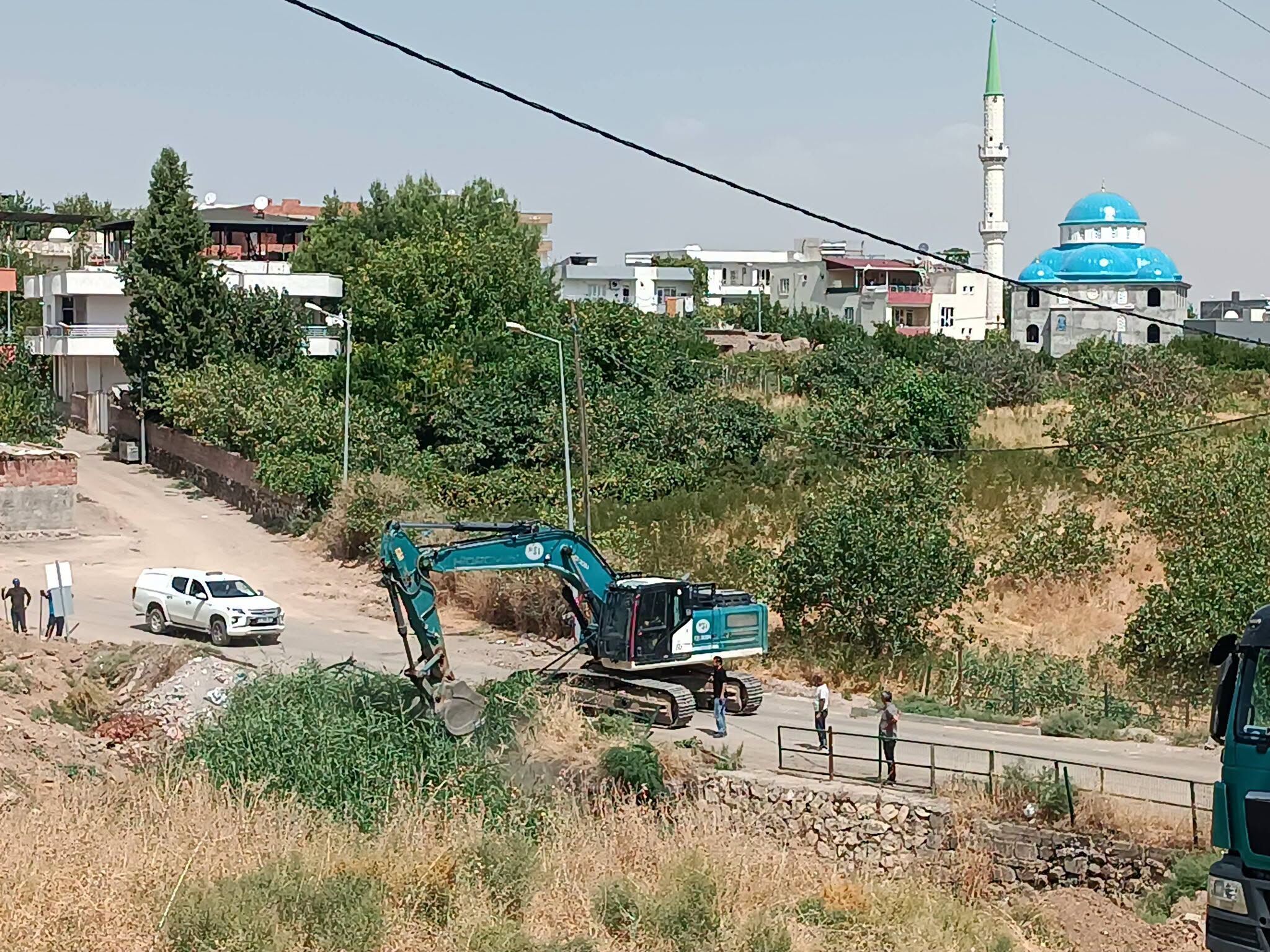 Beşiri’de Cumhuriyet Ortaokulu Yanındaki Köprünün Yıkımına Başlandı (2)