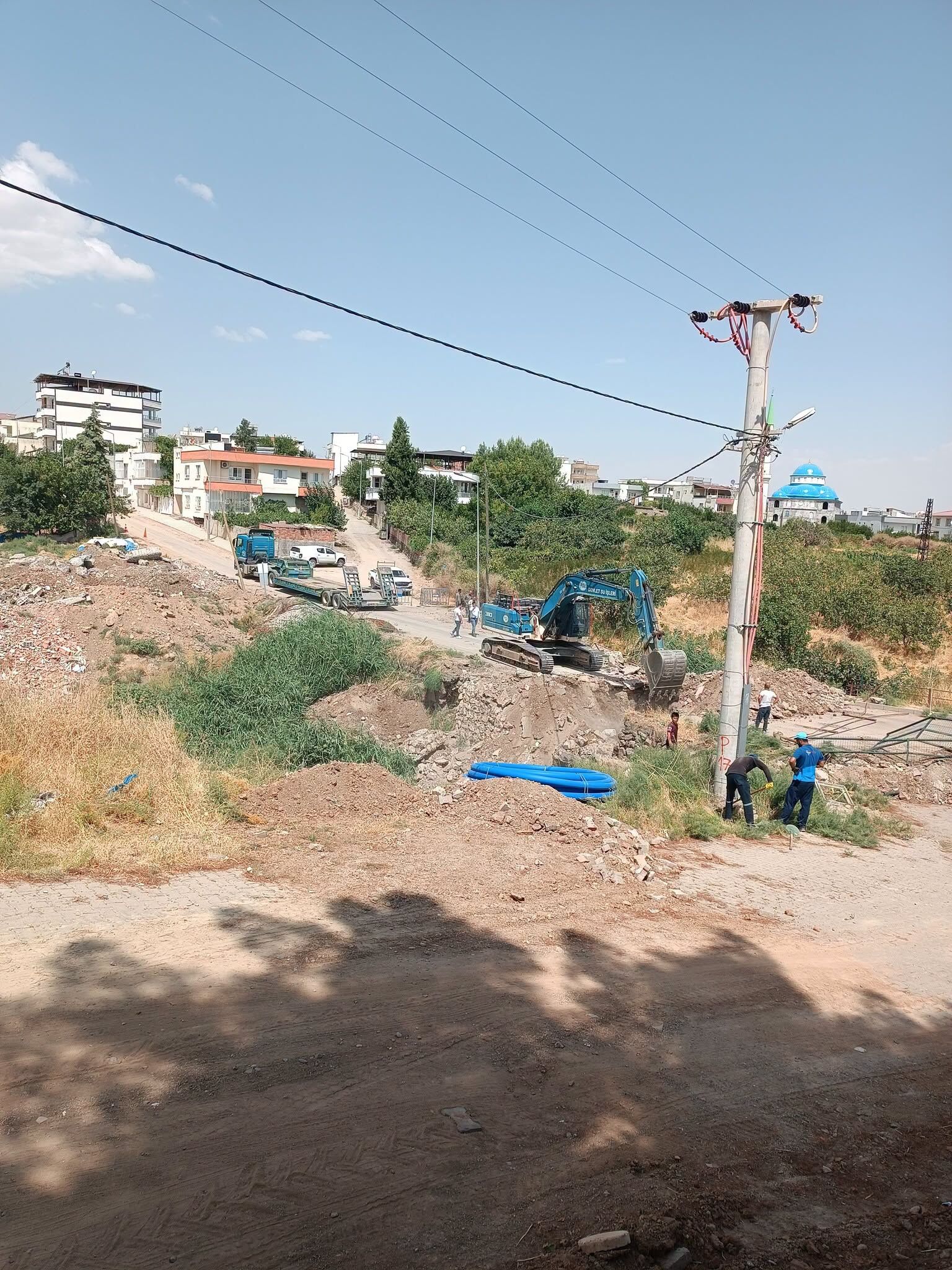Beşiri’de Cumhuriyet Ortaokulu Yanındaki Köprünün Yıkımına Başlandı (3)