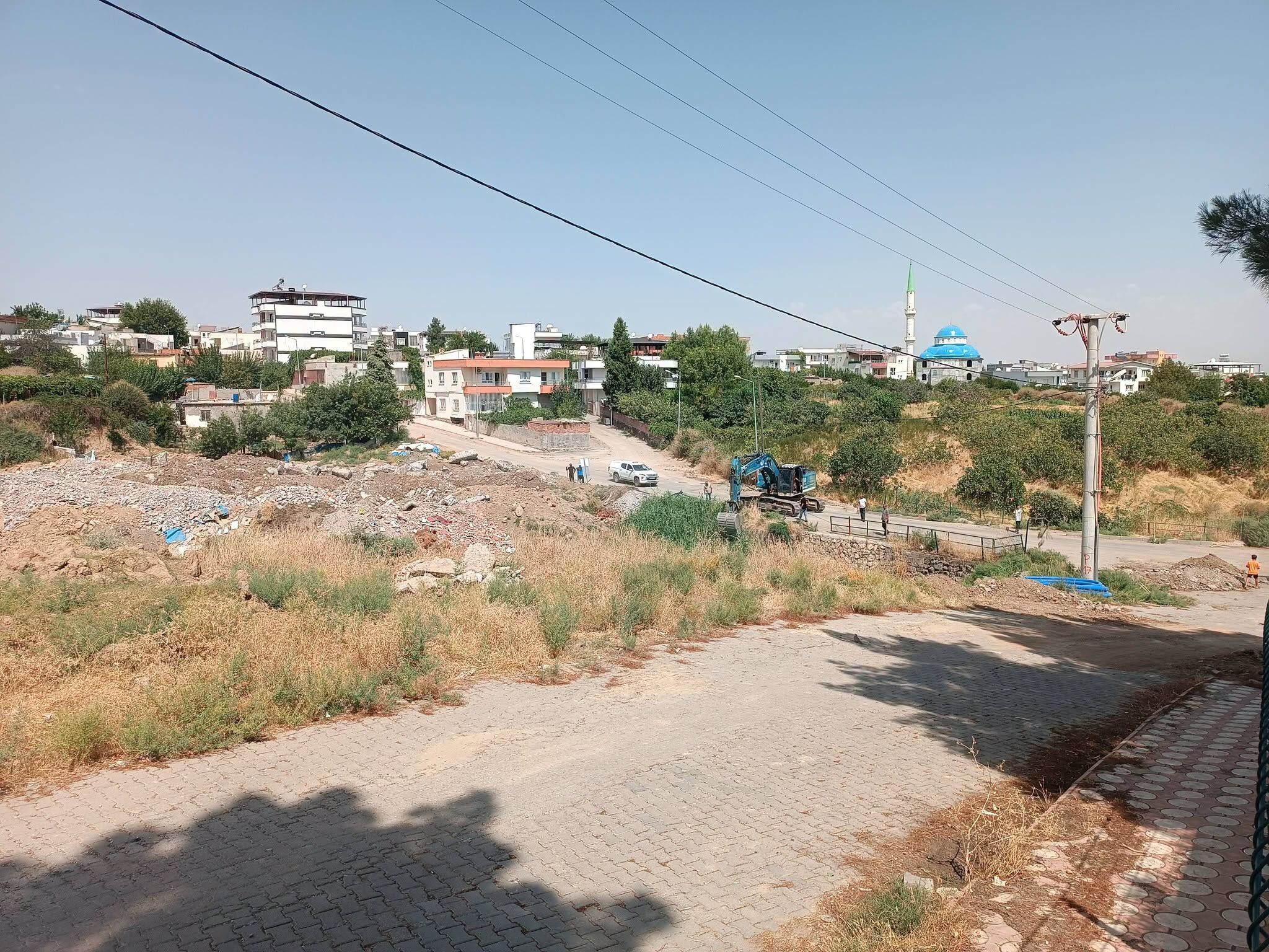 Beşiri’de Cumhuriyet Ortaokulu Yanındaki Köprünün Yıkımına Başlandı (4)