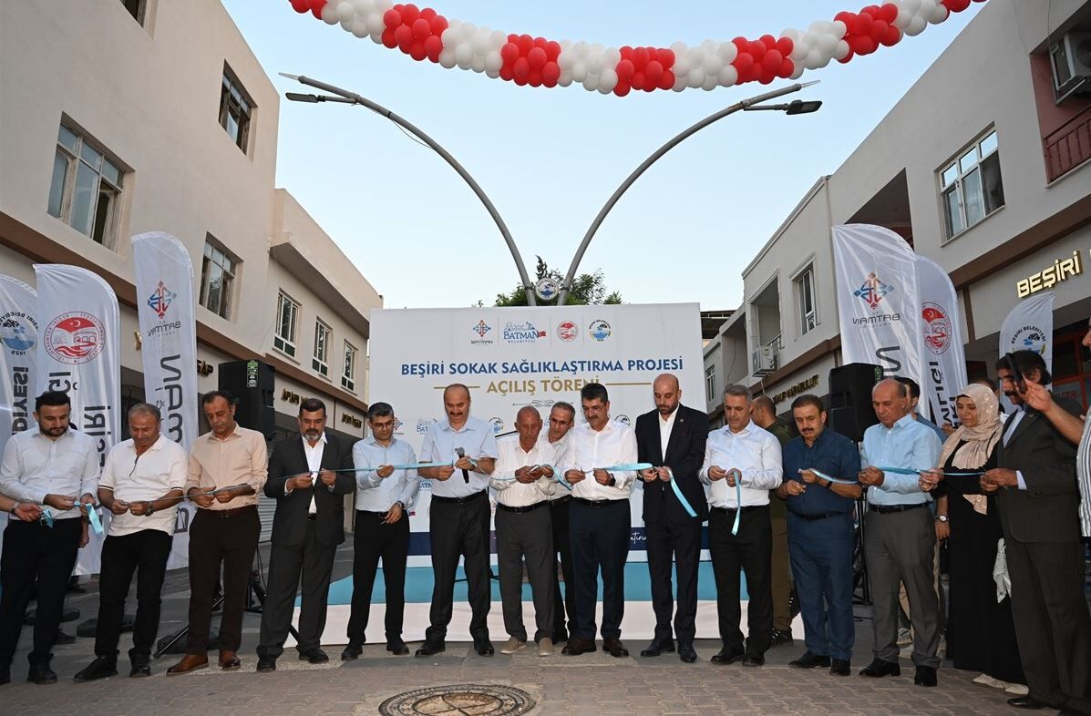 Beşiri’de Yatırım Meyvelerini Veriyor Diyarbakır Caddesi Yeni Yüzüne Kavuştu (3)