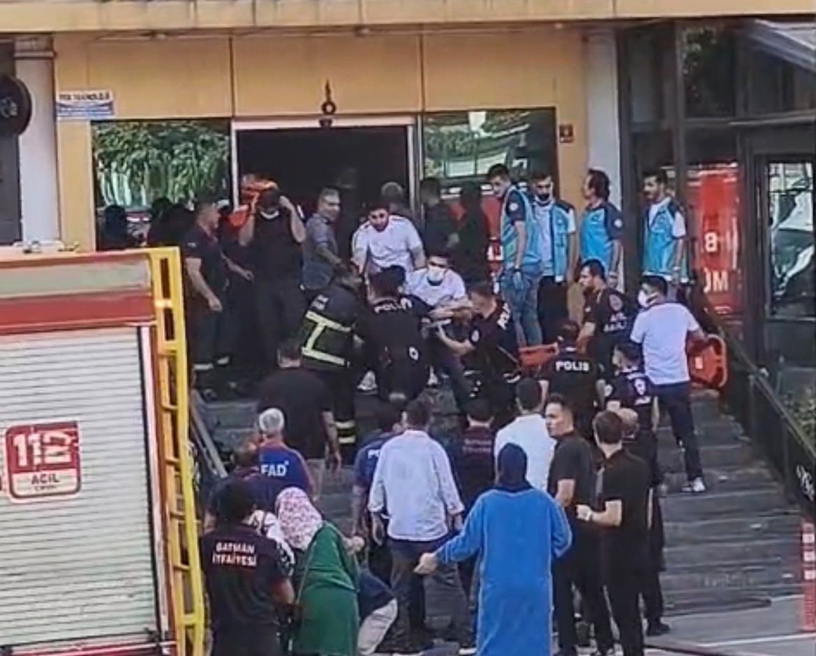 Gültepe Mahallesi’nde Spor Kompleksinde Yangın Panik Dolu Anlar Yaşandı (1)